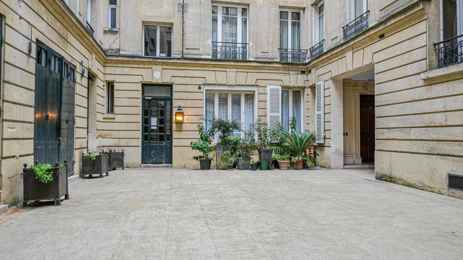 Appartement Montaigne Luxury Paris Apartment