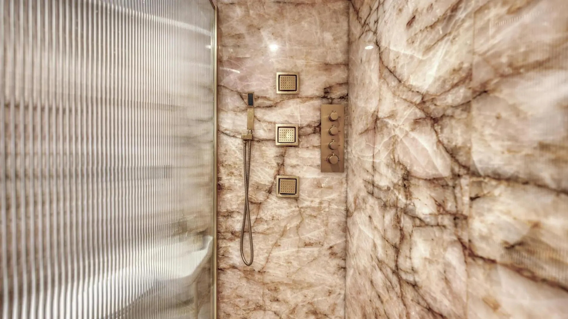 Appartement Montaigne Luxury Paris Apartment